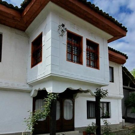 Bujtina Zhaveli Acomodação com café da manhã Gjakova Exterior foto