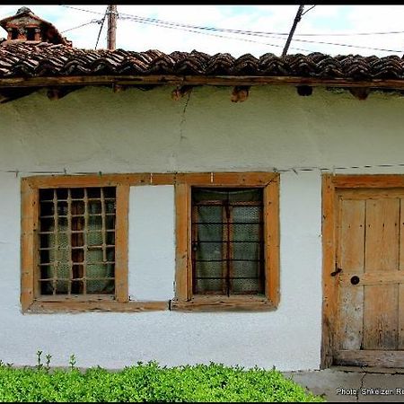 Bujtina Zhaveli Acomodação com café da manhã Gjakova Exterior foto
