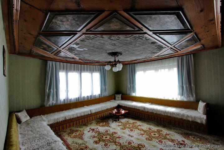 Bujtina Zhaveli Acomodação com café da manhã Gjakova Exterior foto